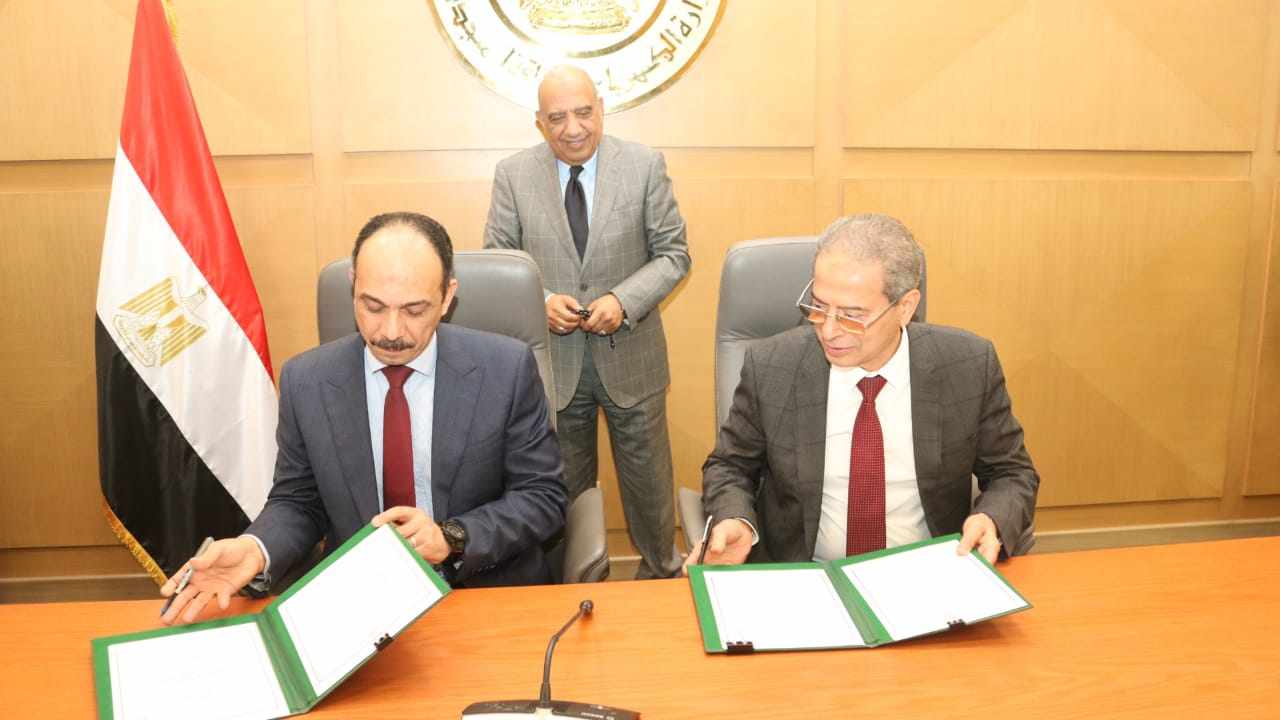 وزير الكهرباء يشهد توقيع بروتوكول تركيب العدادات الجديدة بالمباني الخدمية التابعة لوزارة الأوقاف