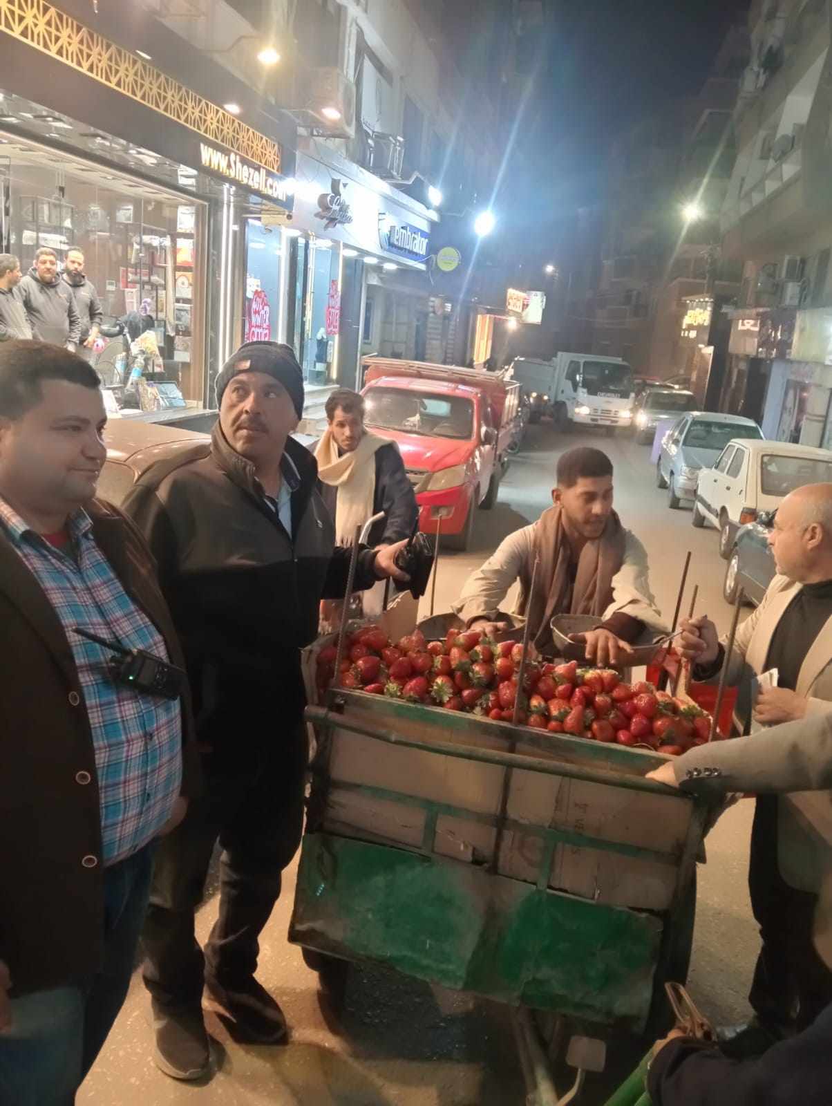 رئيس حي شرق أسيوط يشن حملة مكبرة لرفع الإشغالات وتعديات الباعة الجائلين