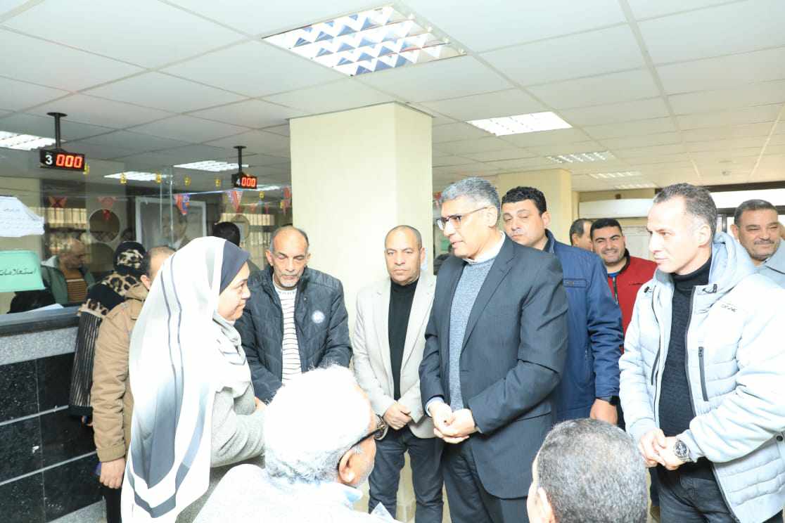 محافظ الجيزة يتابع سير العمل بملف التصالح بالمركز التكنولوجى بأمبابة والمنيرة الغربية