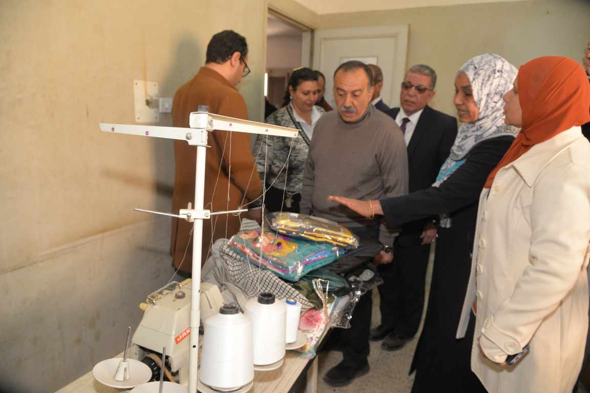 محافظ أسيوط يتفقد “مشغل الخياطة” ويوجه بإزالة مبنى البدارة لإنشاء مدرسة