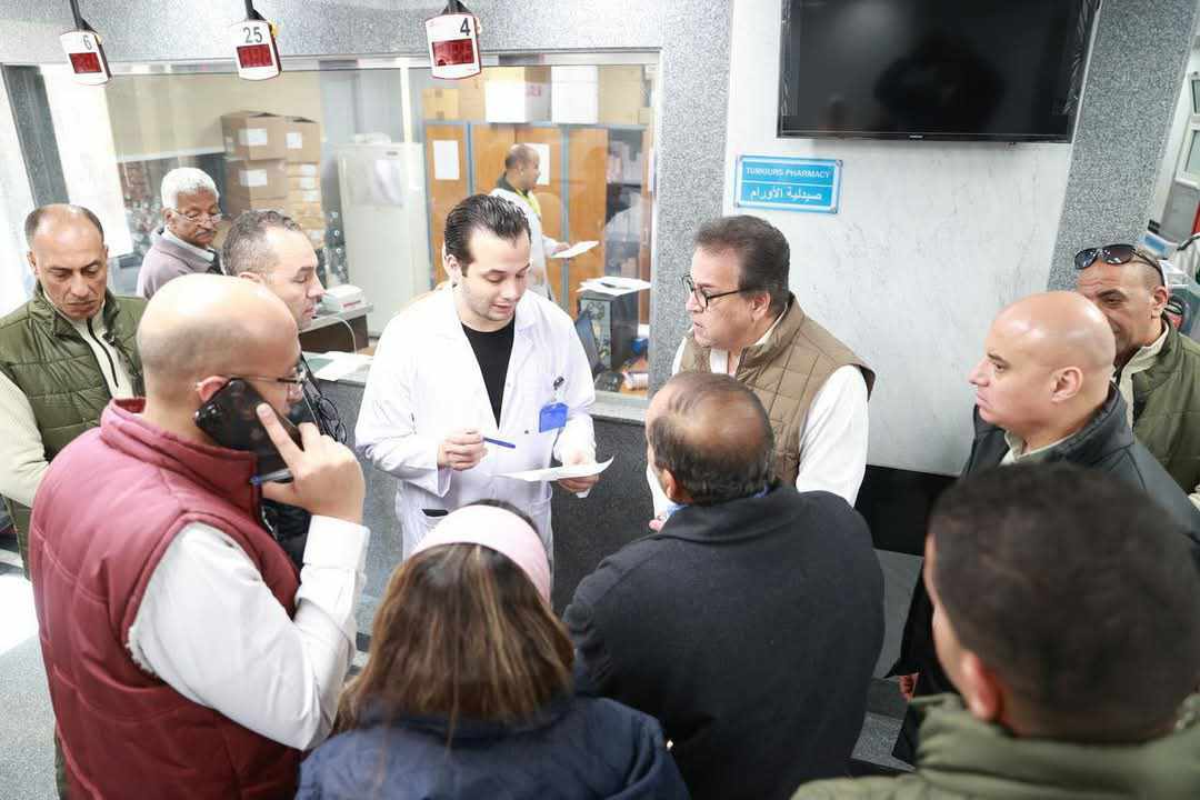 في زيارة مفاجئة.. وزير الصحة يتفقد مستشفى المقطم للتأمين الصحي