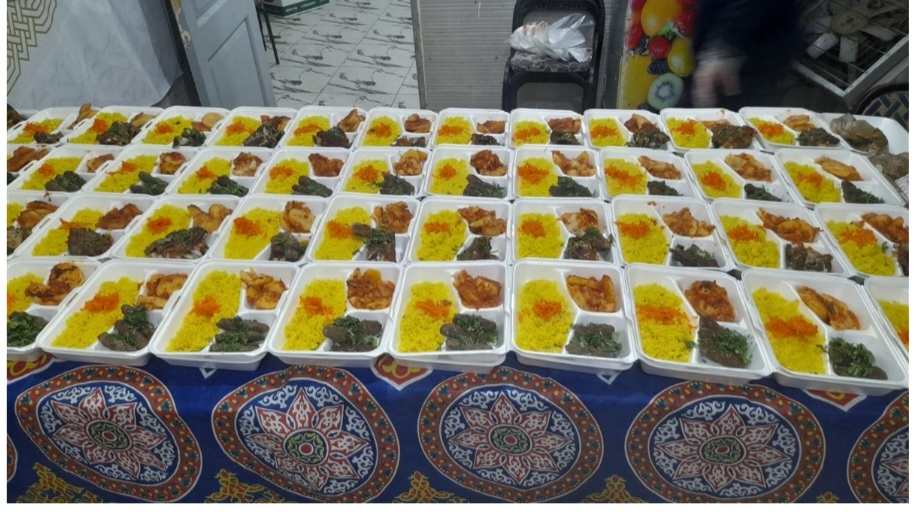 ٥٠٠ وجبة إفطار يوميًا لتوزيعهم على الصائمين بمركز القوصية في أسيوط