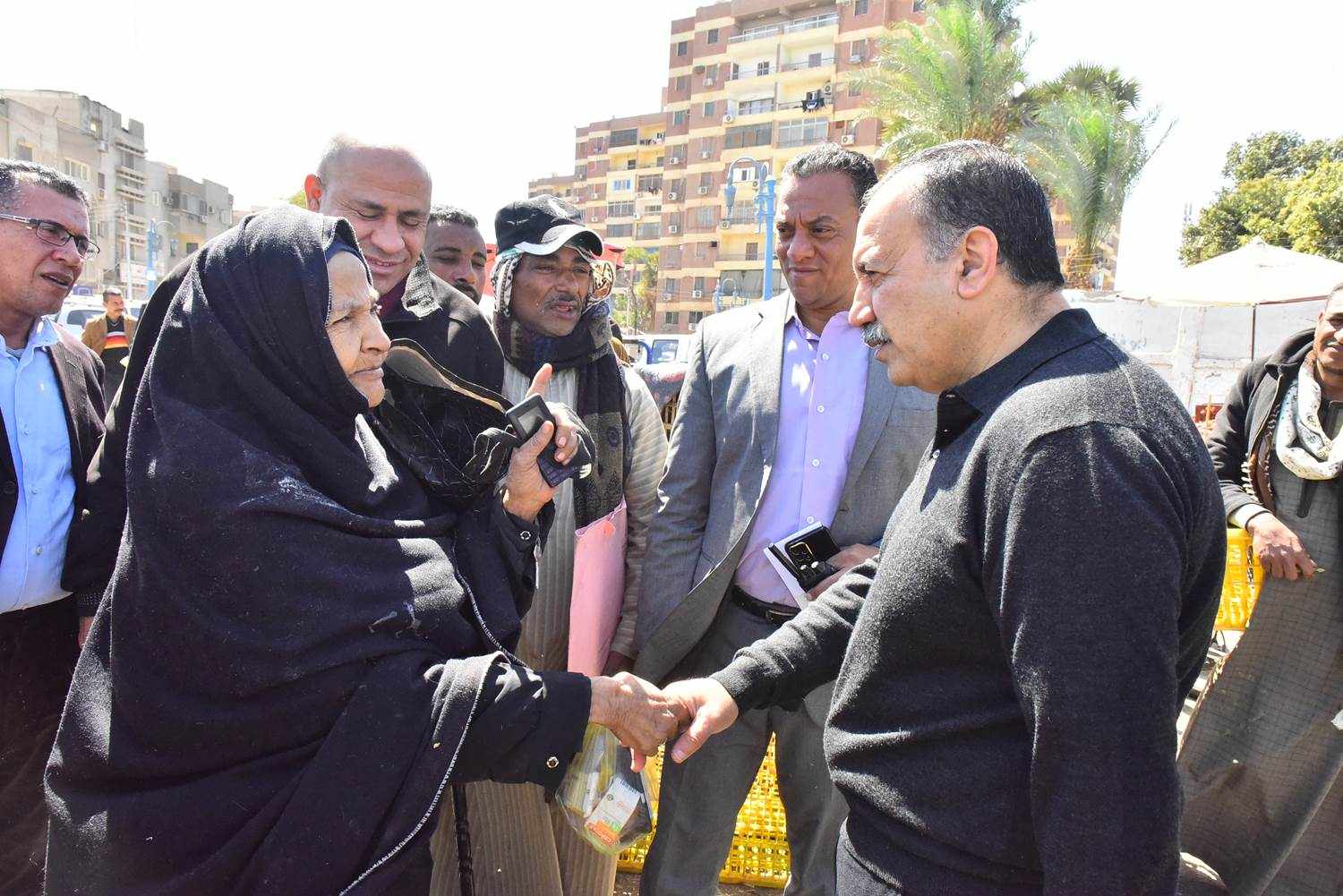 محافظ أسيوط يتفقد السوق بالوليدية.. ويوجه باستمرار فتح منافذ لبيع الخضروات