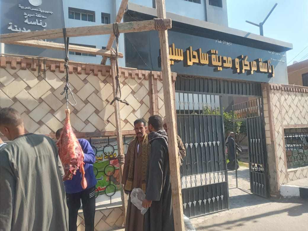 استمرار منافذ بيع السلع الغذائية بأسعار مخفضة بساحل سليم فى أسيوط