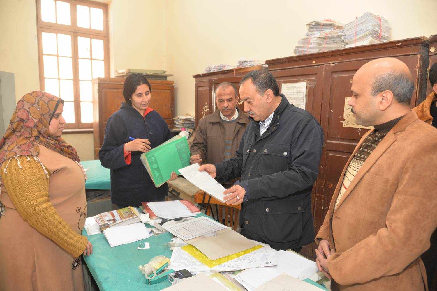 محافظ أسيوط يتفقد مدرسة طه حنفي.. ويقرر إحالة لجنة فحص المواد الكيميائية للتحقيق