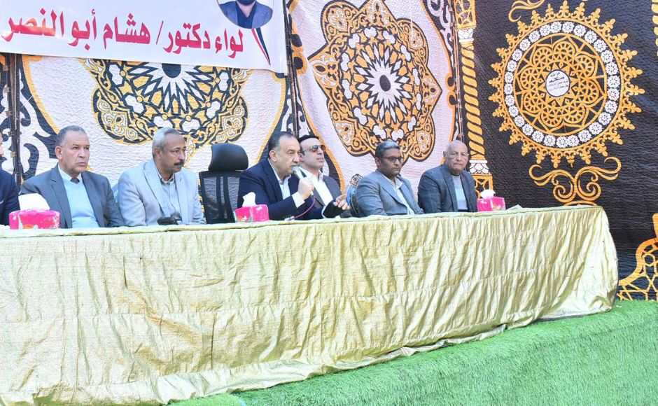 محافظ أسيوط يلتقي بأهالي قرية نزلة باقور للاستماع إليهم.. ويوجه بحلول فورية