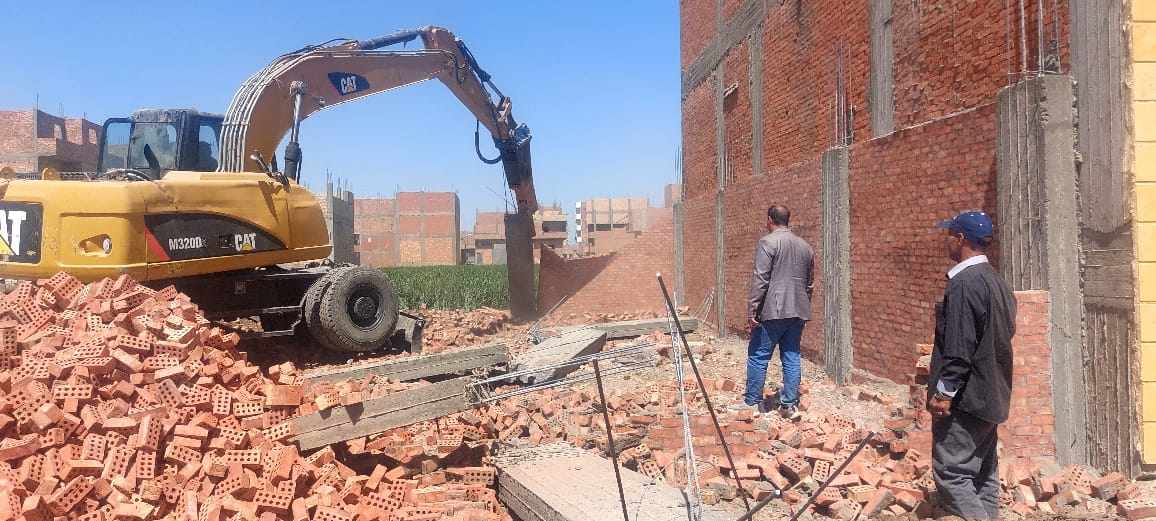 إزالة ٣٢ حالة تعد على أراضي أملاك دولة بمركزي القوصية والبداري في أسيوط