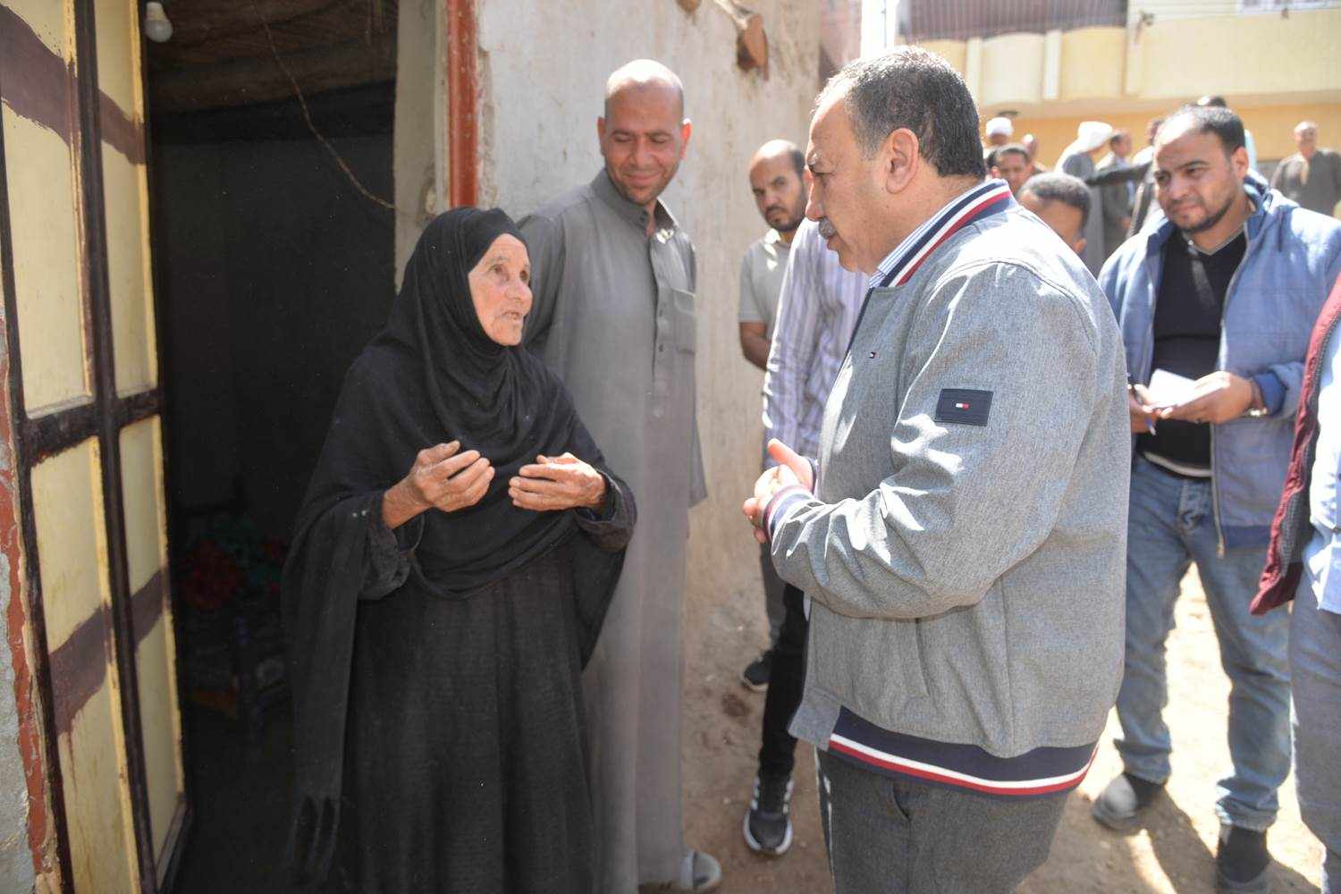 محافظ أسيوط يأمر بإعادة بناء منزل سيدة مسنة ويوجه التضامن الإجتماعي بتلبية طلباتها