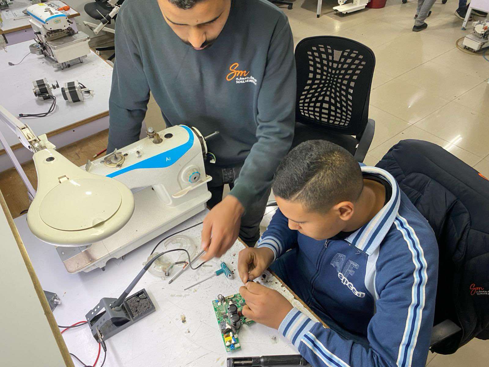 سكر لماكينات الخياطة توقّع بروتوكول مع عدد من مدارس التعليم الفني للتدريب على مهارات الصيانة