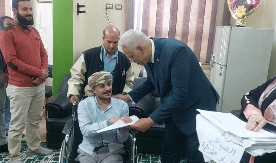 مديرية العمل بأسيوط تسلم 42 عقد عمل منهم 17 لذوي الهمم في منشآت القطاع الخاص