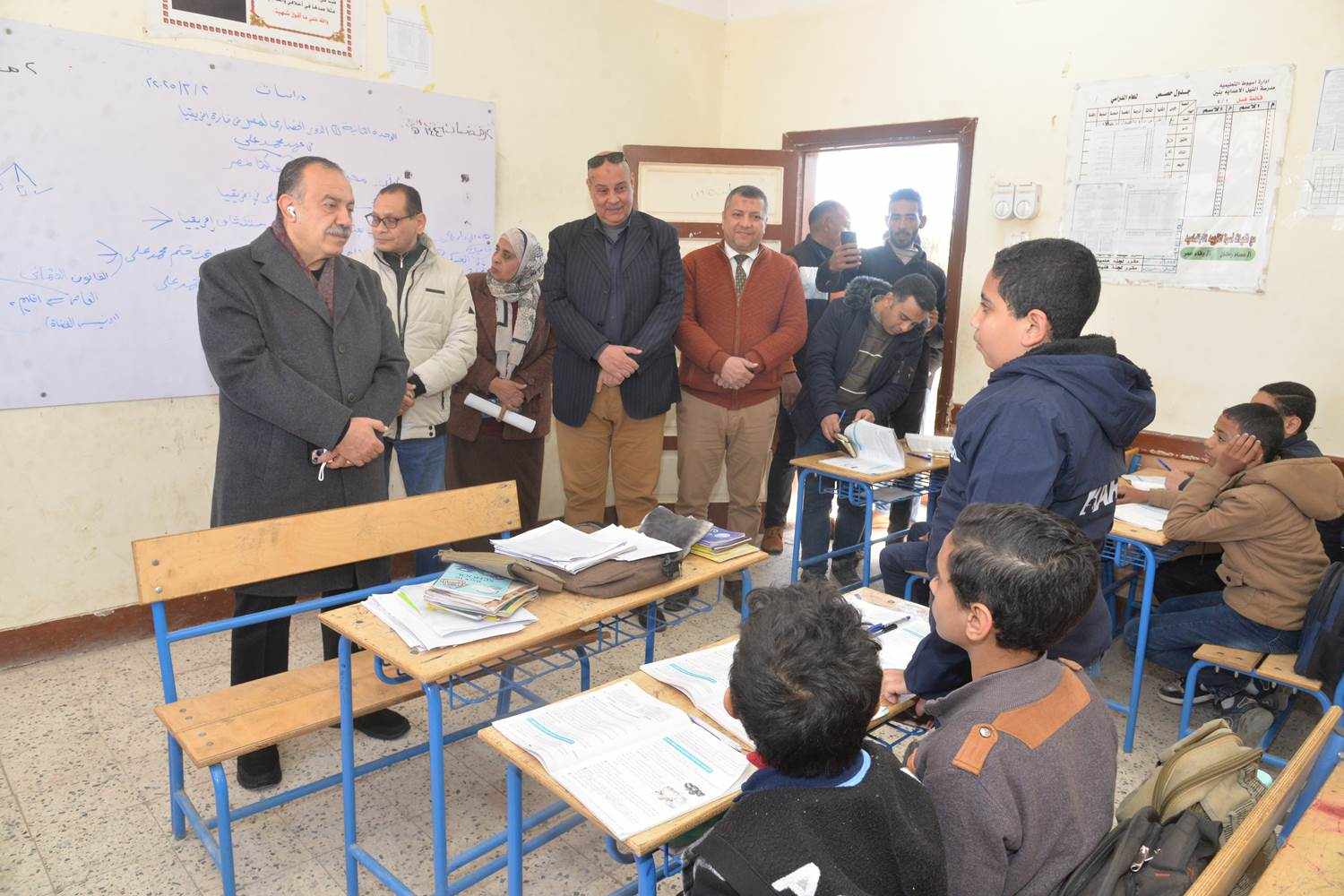 محافظ أسيوط يواصل متابعة سير العملية التعليمية بمدرسة النيل الإعدادية بنين