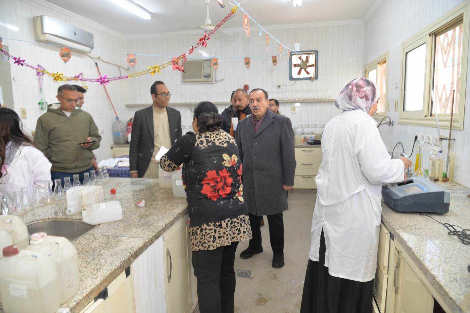 محافظ أسيوط يتفقد المعمل المركزي لمياه الشرب ومحطة مياه الهلالي