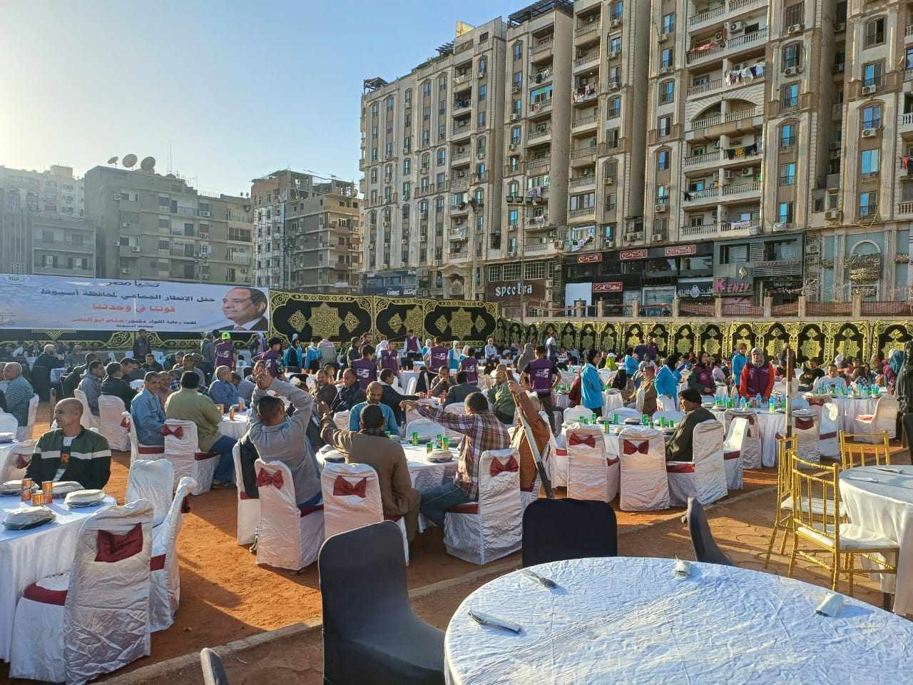 “آلاف المواطنين”فى حفل تنظيم المحافظة لإفطار جماعي بحضور وزيري الخارجية والرياضة بأسيوط
