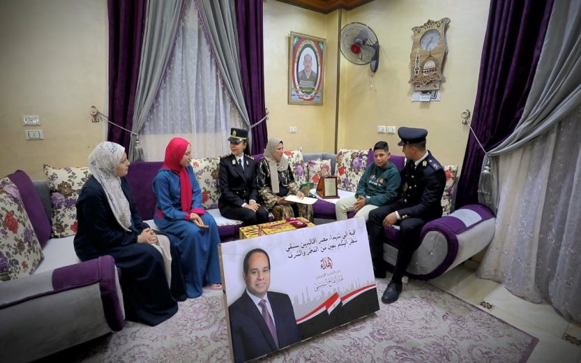في أول أيام عيد الفطر.. وزارة الداخلية تحتفل مع أسر شهداء الشرطة وتوزع هدايا الرئيس