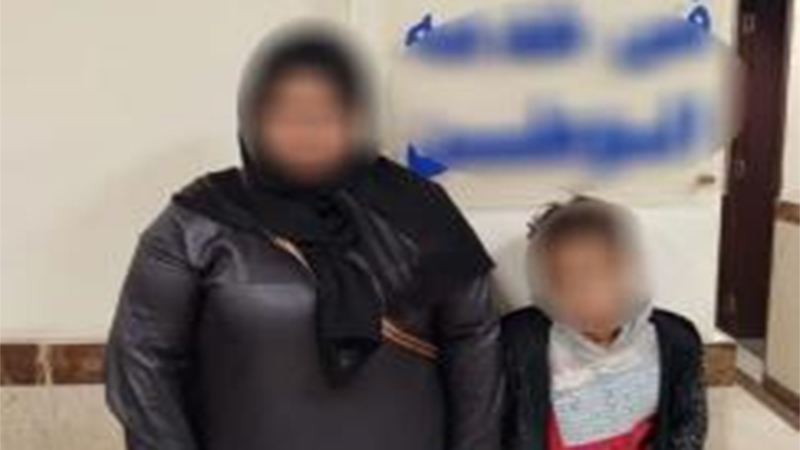 عقب تداول فيديو.. القبض على طفل ووالدته لإستجداء المارة والإمساك بسيارة أثناء سيرها