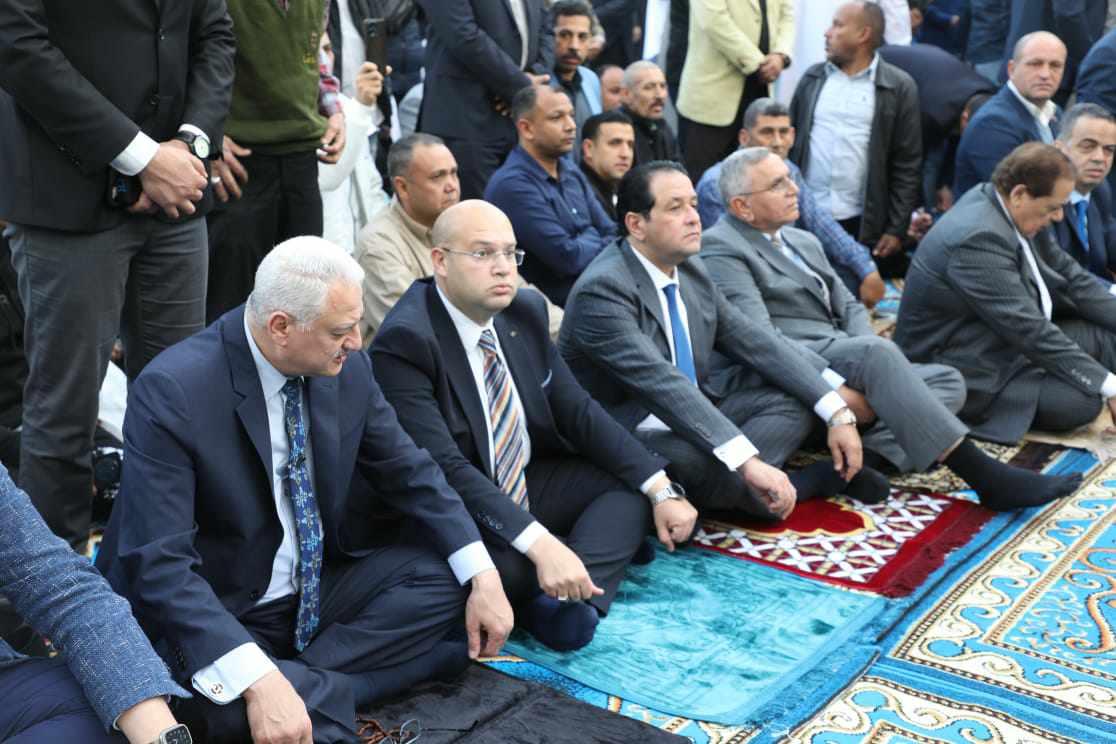 نائب محافظ الجيزة يؤدى صلاة عيد الفطر المبارك بساحة مسجد مصطفى محمود بحى الدقى