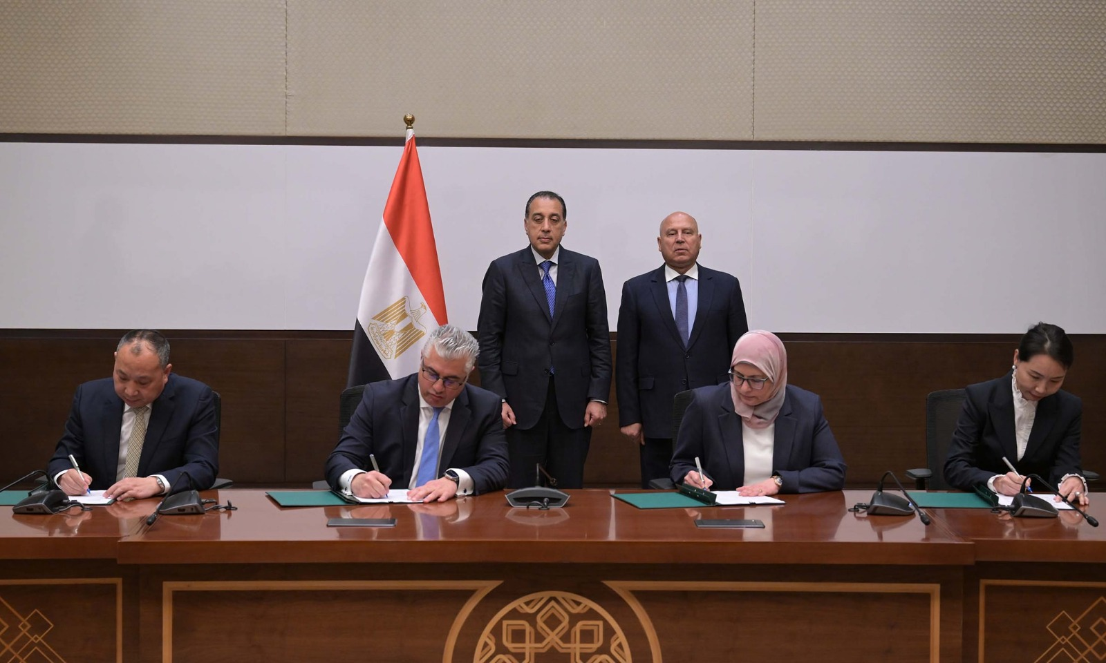 رئيس الوزراء يشهد توقيع عقد إنشاء مجمع “شين فينج”