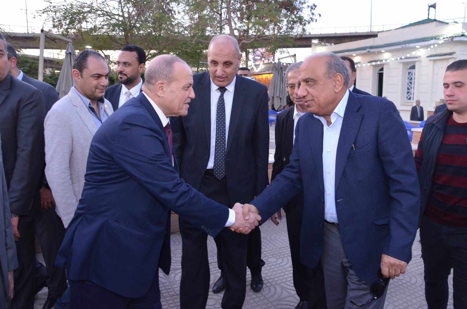 محمودعصمت يشارك العاملين بشركات الكهرباء والنقابة العامة للمرافق إفطارهم الجماعي .. بالصور