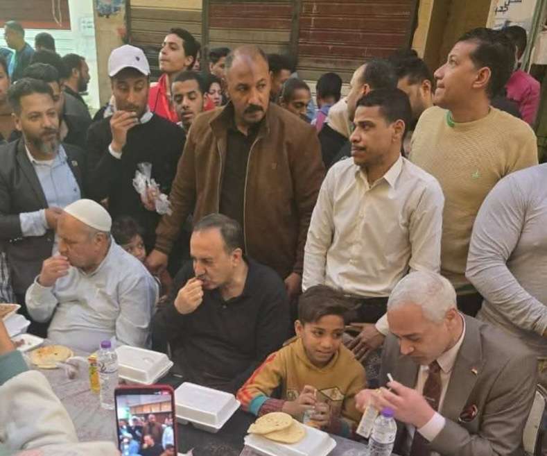 محافظ أسيوط يتناول الإفطار على مائدة وسط المواطنين بمنطقة الأربعين بحي غرب