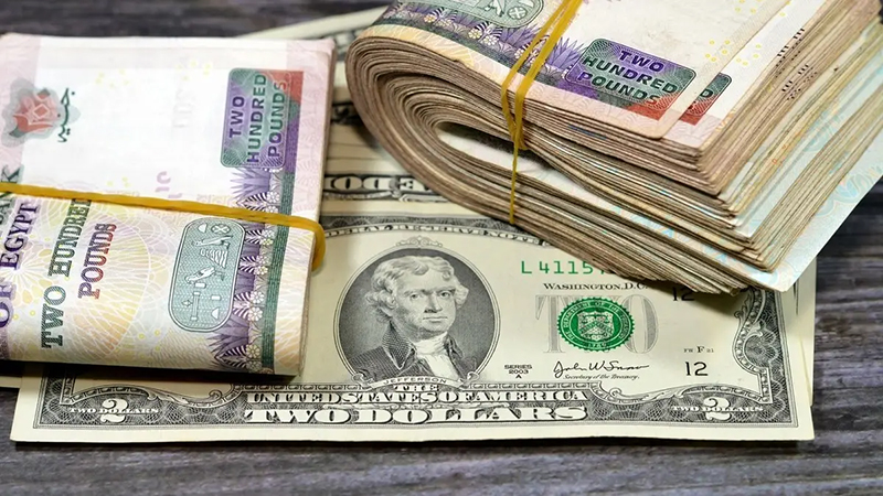 ارتفاع وهبوط.. كيف تحرك الدولار بعد تسلم مصر الشريحة الرابعة؟