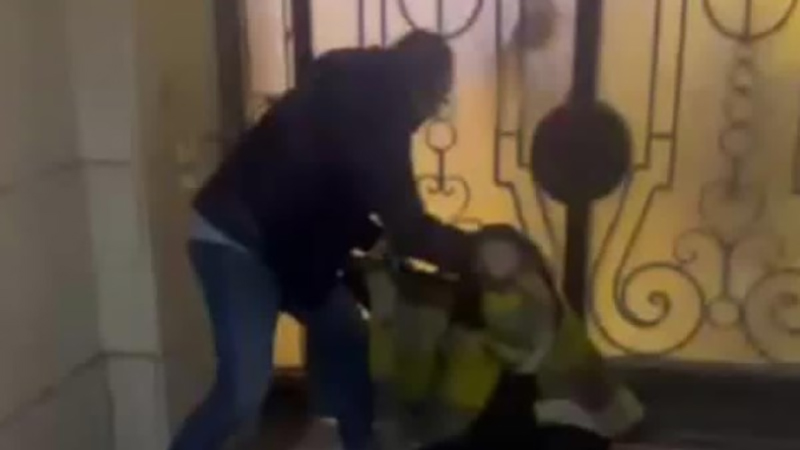 طبيب يعتدي على سيدة مسنة بالضرب والسحل في الزقازيق بسبب خلاف على الإيجار