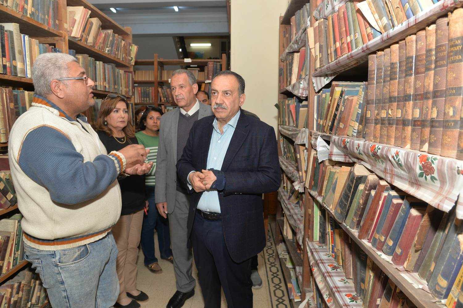 محافظ أسيوط يتابع سير العملية التعليمية بمدرسة السلام الحديثة