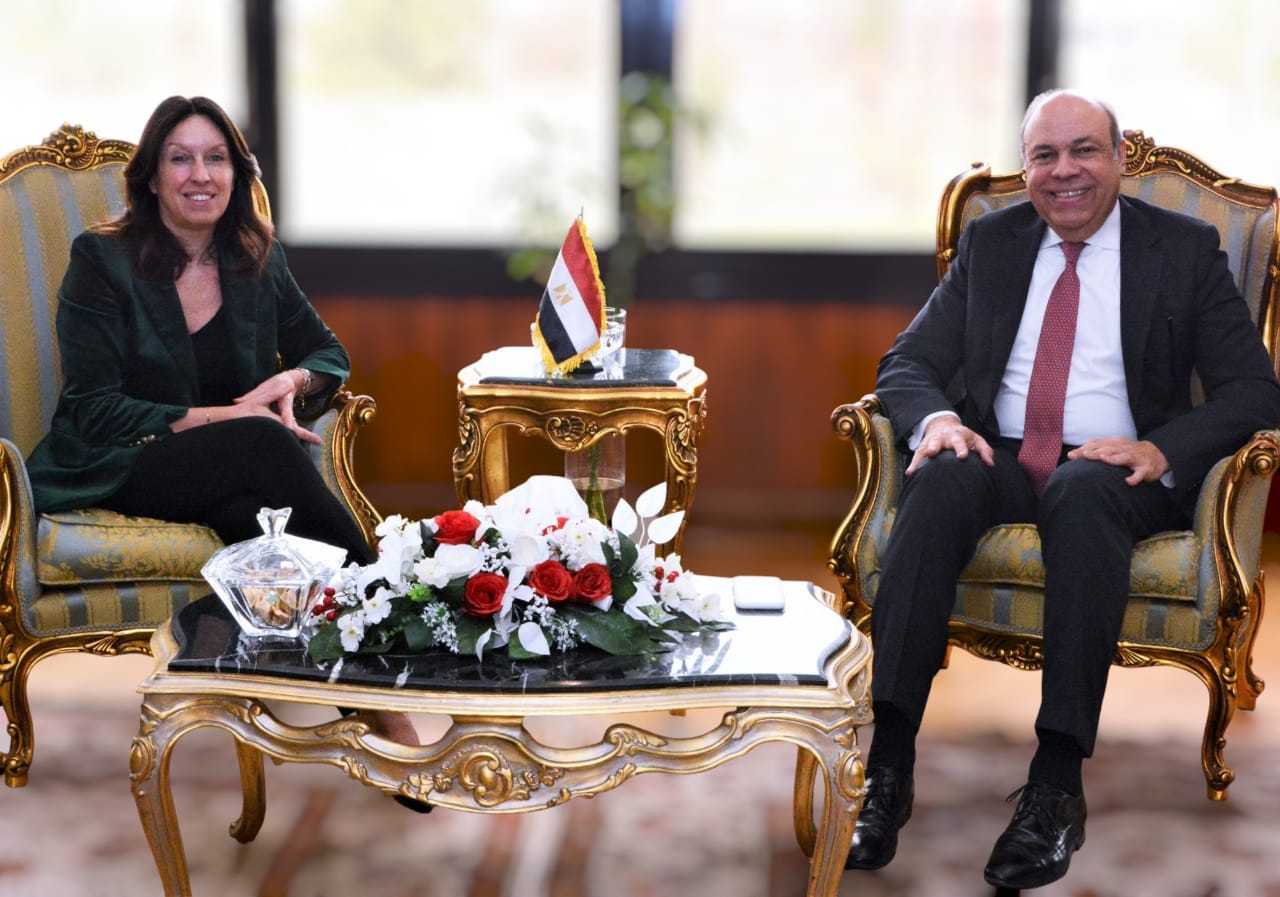 وزير الطيران يبحث مع مسئولي شركة مطارات أبوظبي التعاون المشترك في تطوير المطارات