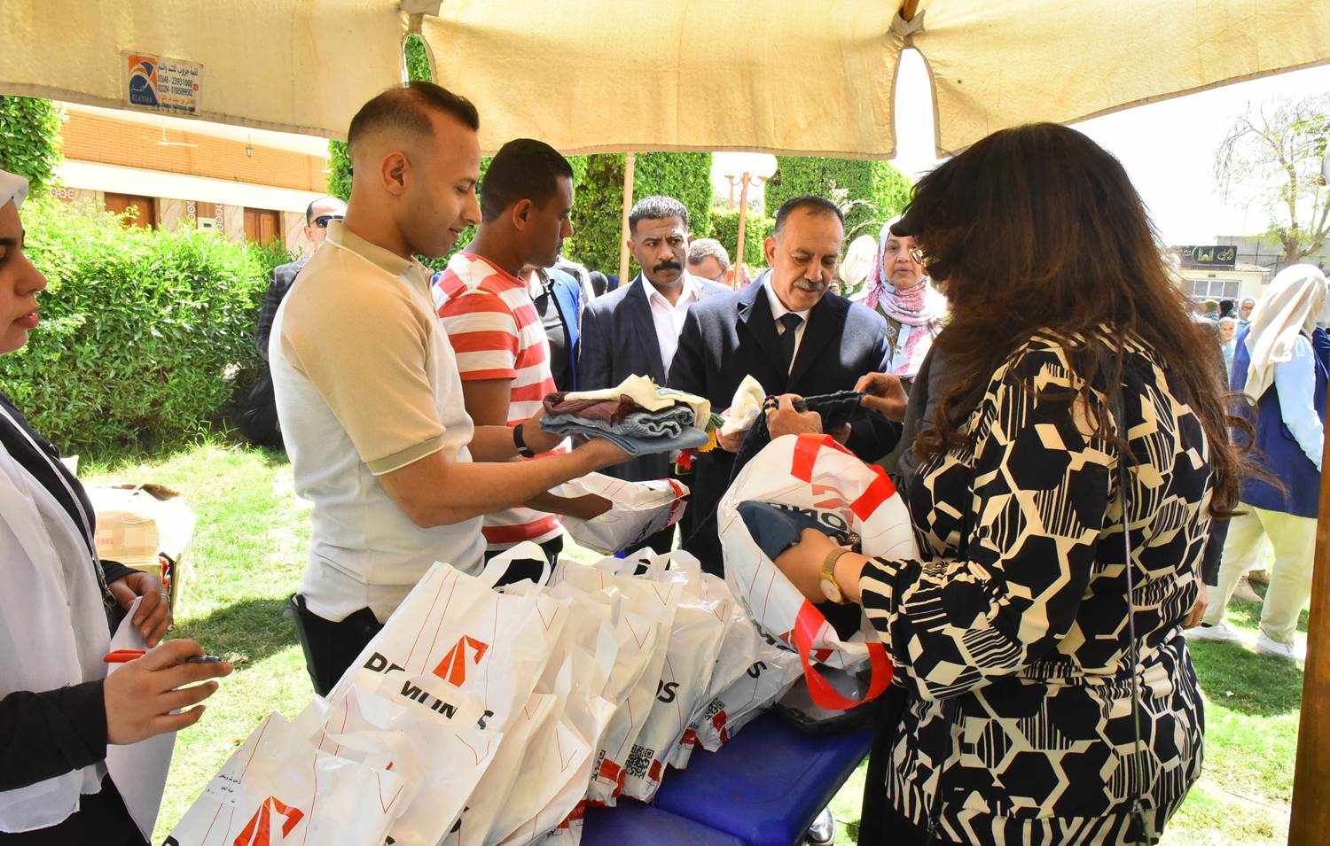 محافظ أسيوط يشهد توزيع 2000 شنطة ملابس جاهزة للأيتام بمناسبة عيد الفطر المبارك