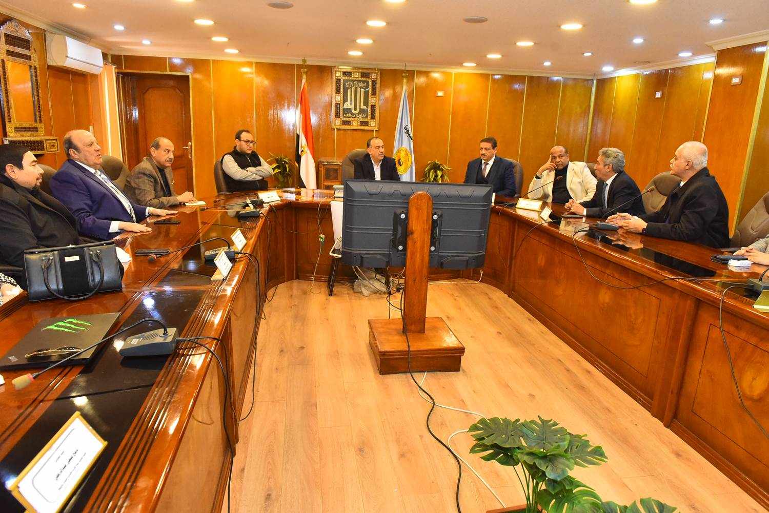 اجتماع ادارة المناطق الصناعية لمناقشة تنميتها وتذليل العقبات أمام المستثمرين بأسيوط