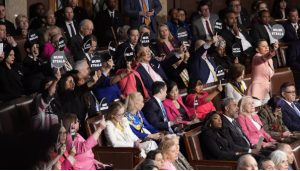 ما سر “اللون الوردي” الذي ارتدته مجموعة من النساء خلال خطاب ترامب في الكونجرس؟