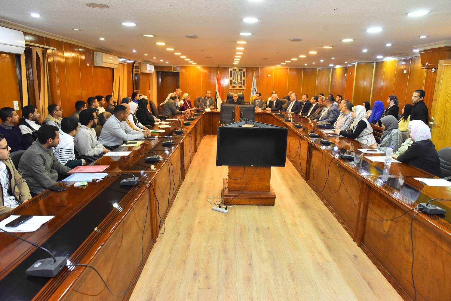 محافظ أسيوط يجتمع بخريجي كلية الطب البيطري لتشغيلة في المجازر الحكومية