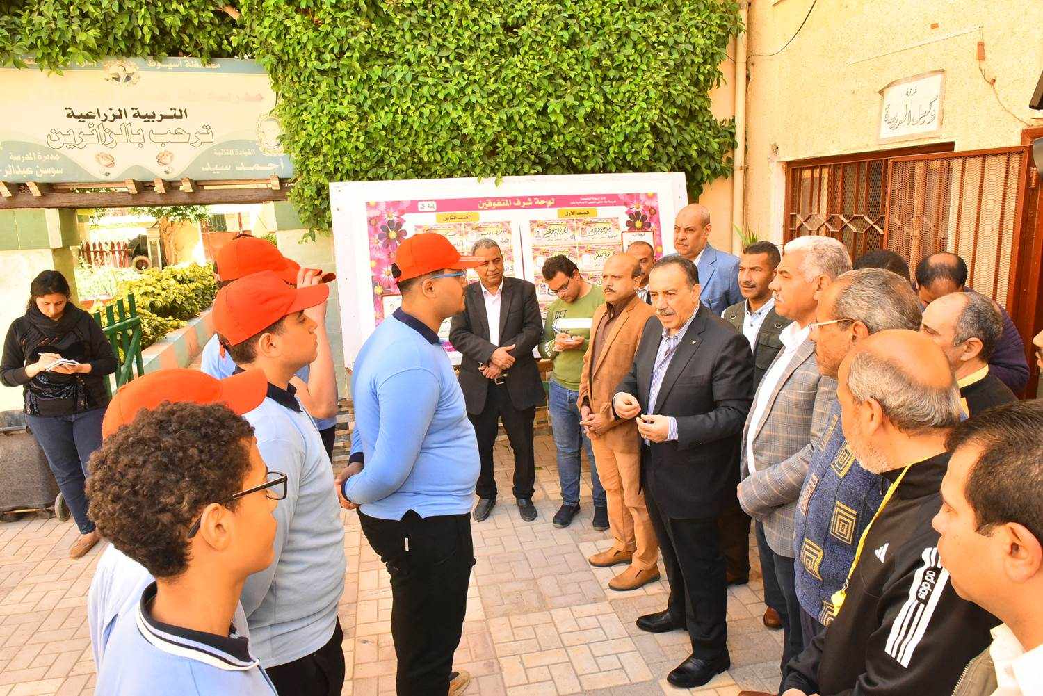 محافظ أسيوط يتفقد مدرسة طه حفني المليجي الإعدادية بنين موجها بتطويرها