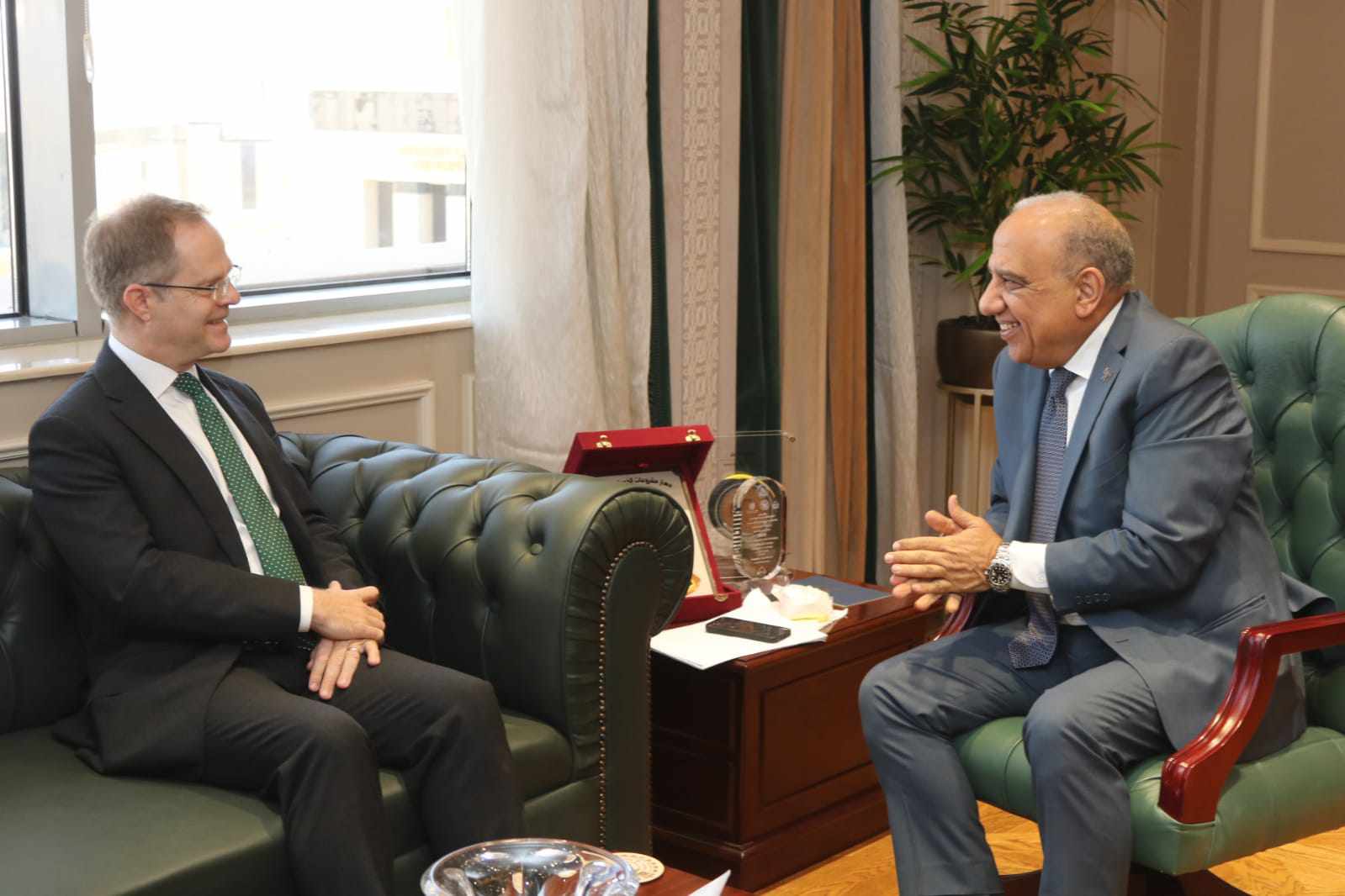 وزير الكهرباء  يستقبل سفير بريطانيا بالقاهرة لبحث سبل دعم وتعزيز التعاون والشراكة فى مجالات شبكات النقل والطاقة