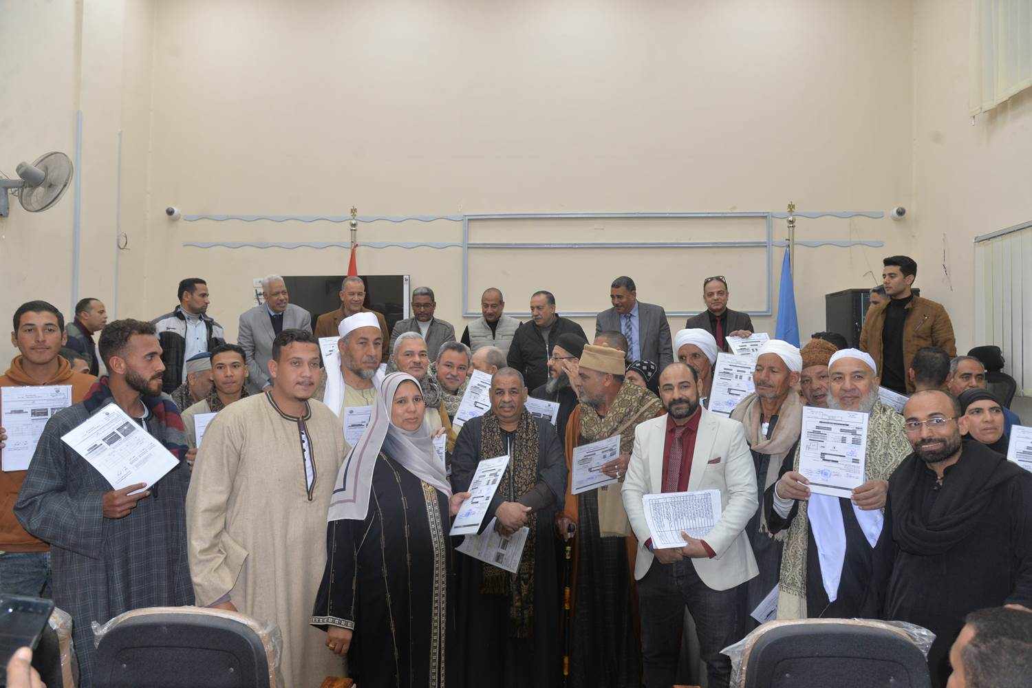 تسليم 120 نموذج “٨” للتصالح في بعض مخالفات البناء بمركز البداري بأسيوط