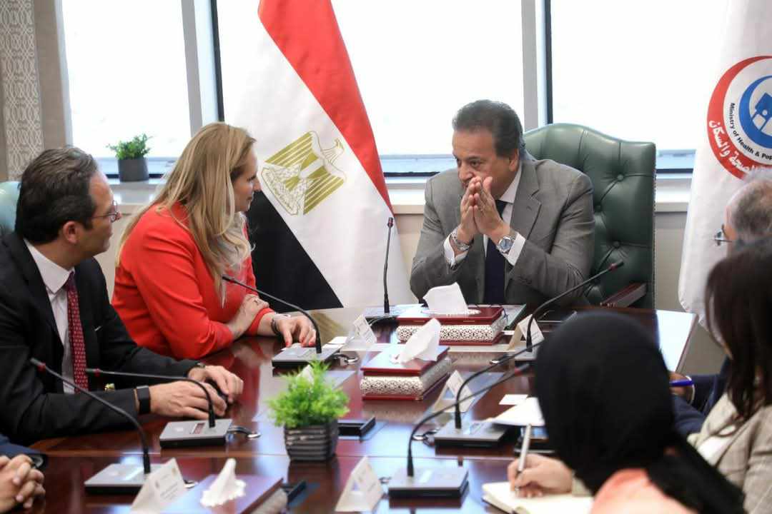 وزير الصحة يجتمع بوفد “ميدترونيك”لتعزيز التعاون في مجال التكنولوجيا والخدمات