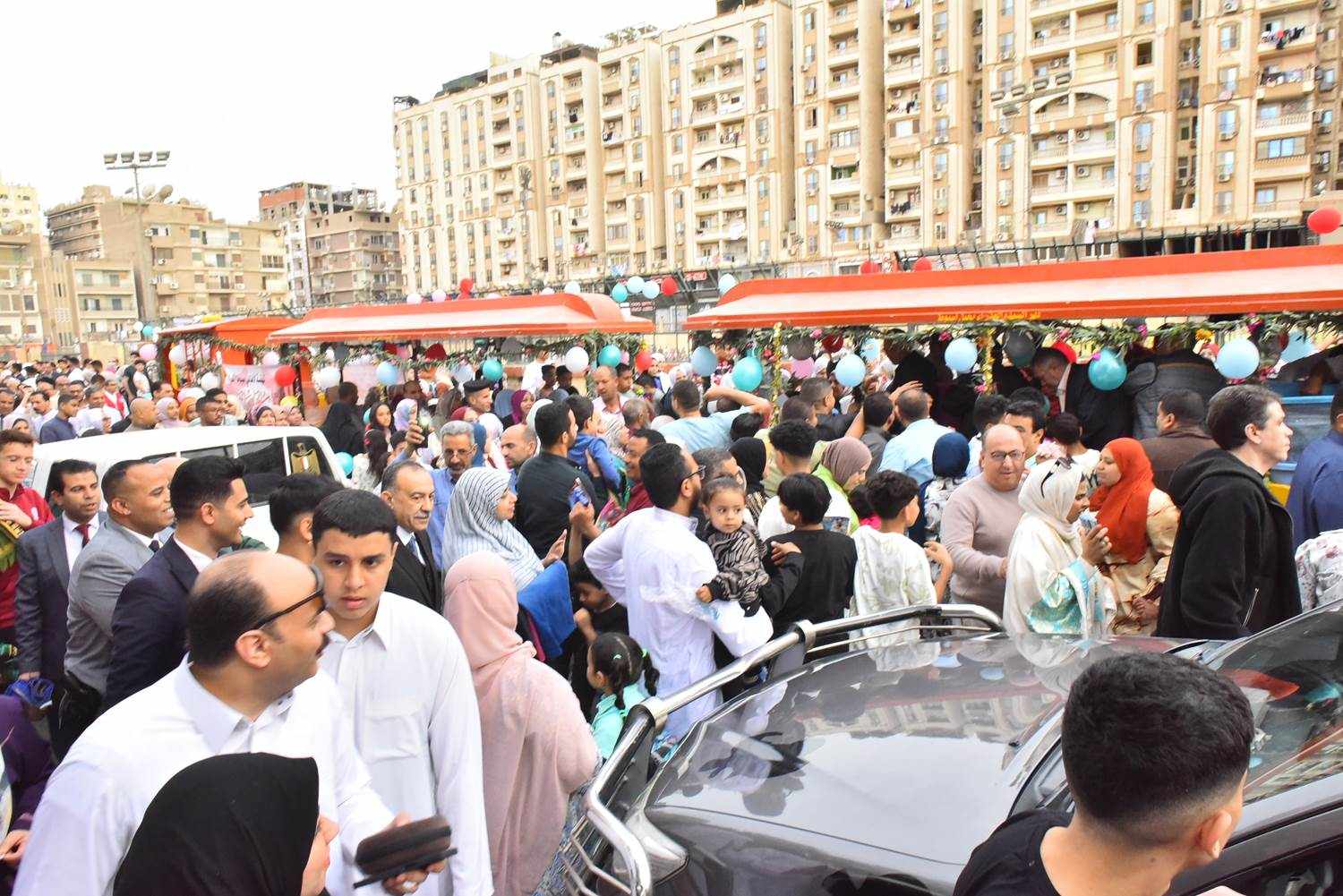 محافظ أسيوط يشارك المواطنين احتفالهم بعيد الفطر ويشهد عروضاً فنية