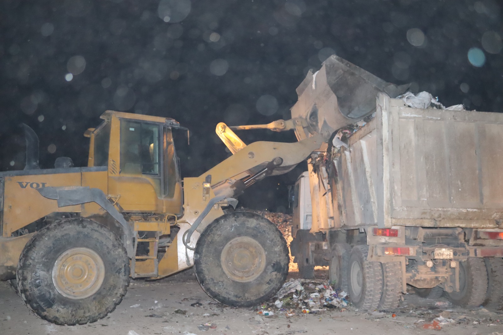 في حملات ليلية بالجيزة.. رفع ٢٠٠٠ طن مخلفات خلال أسبوع