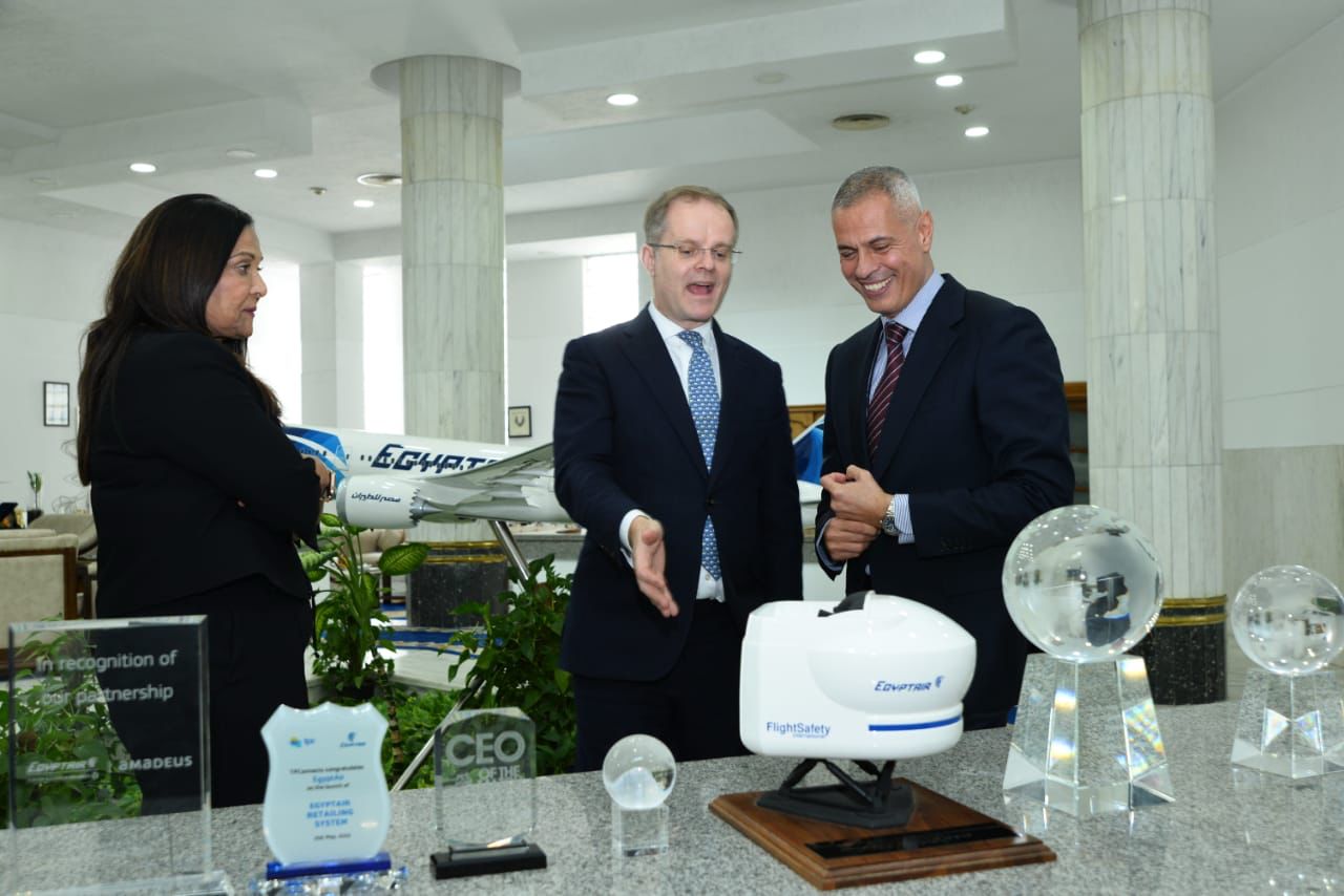 رئيس الشركة القابضة لمصر للطيران يلتقى وفد رفيع المستوى من السفارة البريطانية لبحث سبل التعاون المشترك