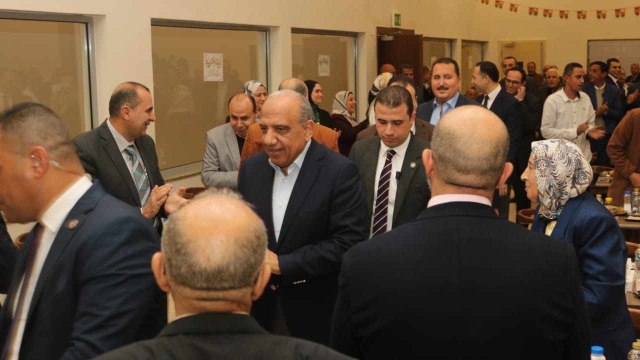 وزير الكهرباء يشارك العاملين بديوان الوزارة والشركة القابضة إفطارهم الجماعي .. بالصور