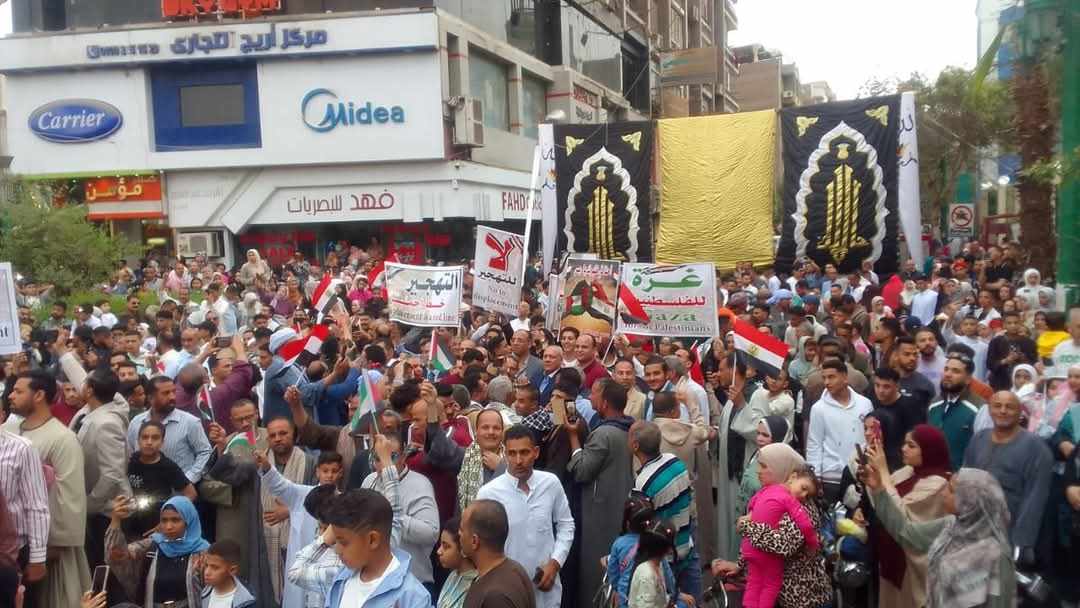 تضامنا مع أهل غزة..الأسايطة ينظمون وقفة احتياجية ضد التهجير بميدان المنفذ