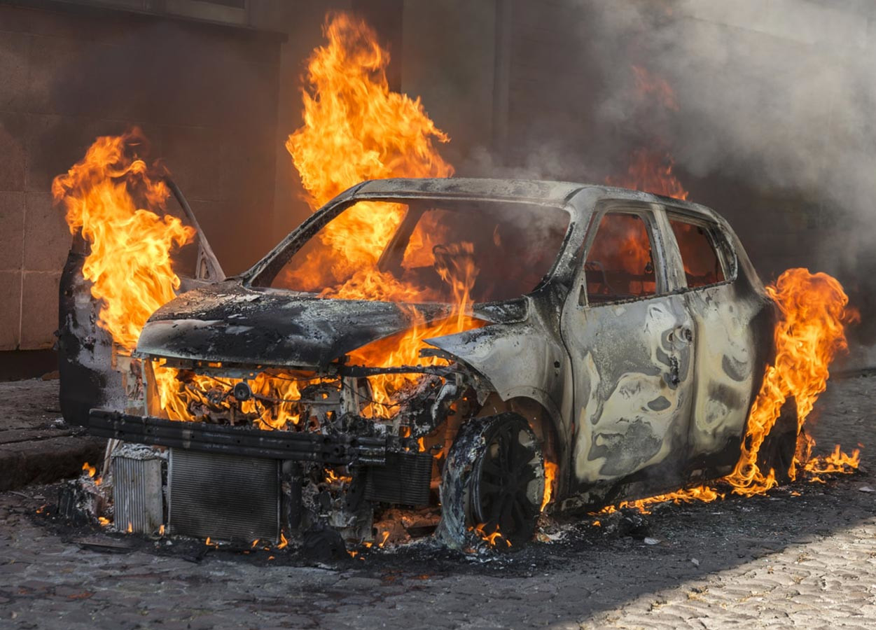 أحتراق سيارة بعد أصطدامها بعامود أنارة وسور خرسانى بالتجمع الأول