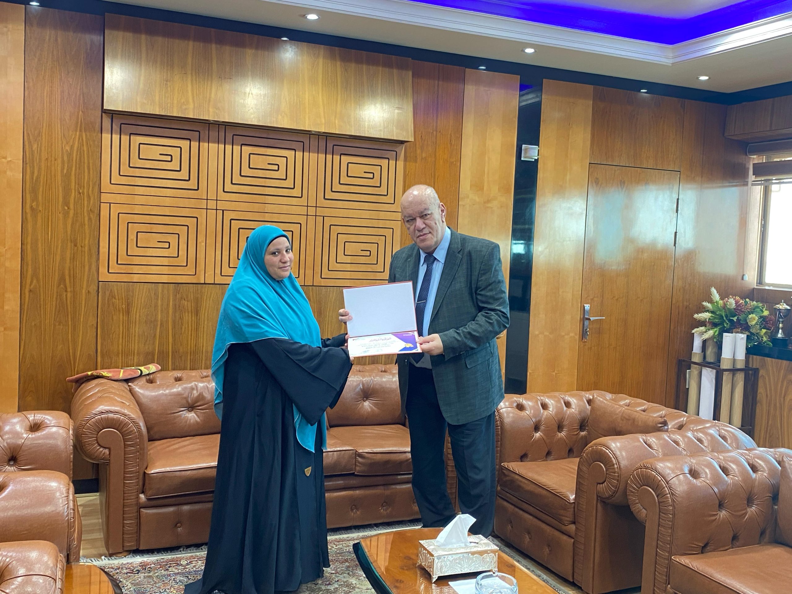 رئيس ميناء القاهرة الجوي يكرم عاملة لامانتها