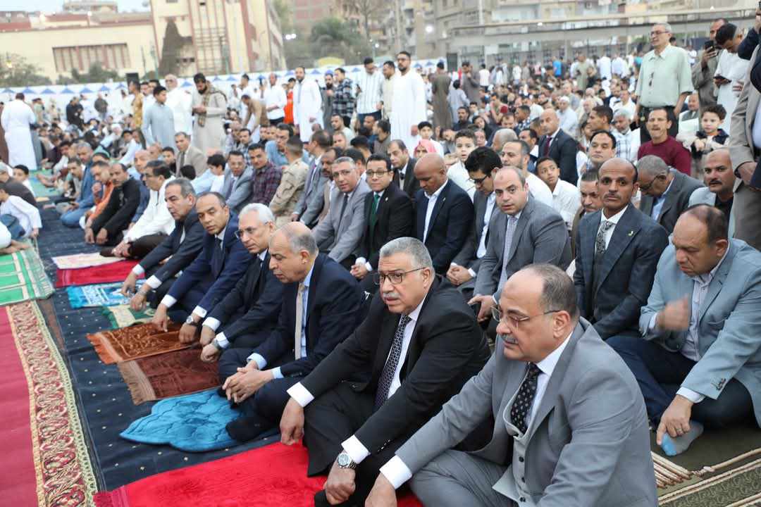 محافظ المنيا يؤدي صلاة عيد الفطر بساحة مدرسة الفريق صفى الدين أبوشناف