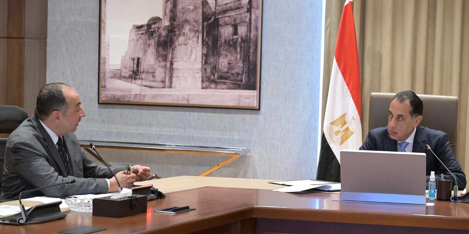رئيس الوزراء يناقش خطوات استغلال مبني قصر القطن بالاسكندرية