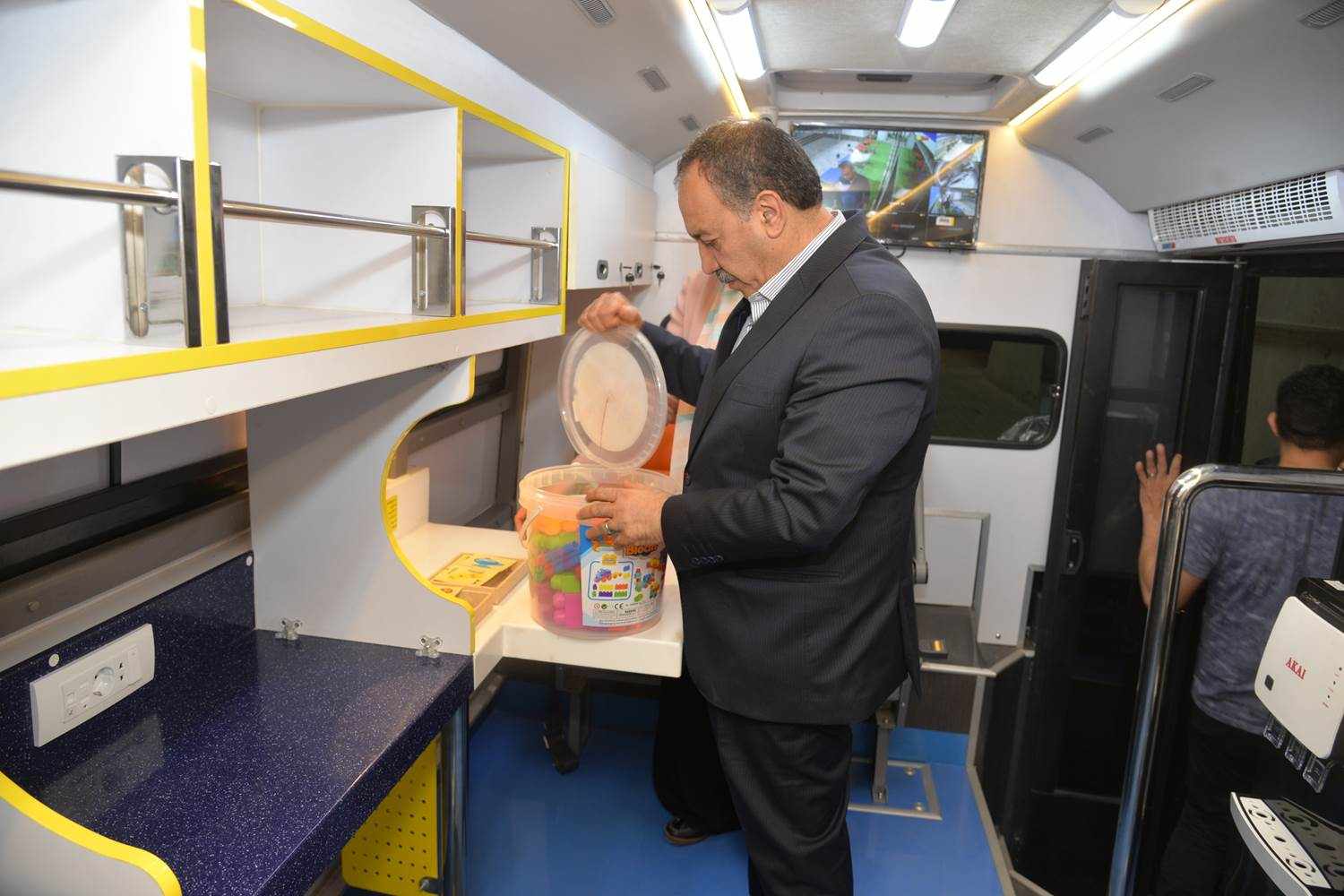 محافظ أسيوط يتفقد وصول المكتبة المتنقلة