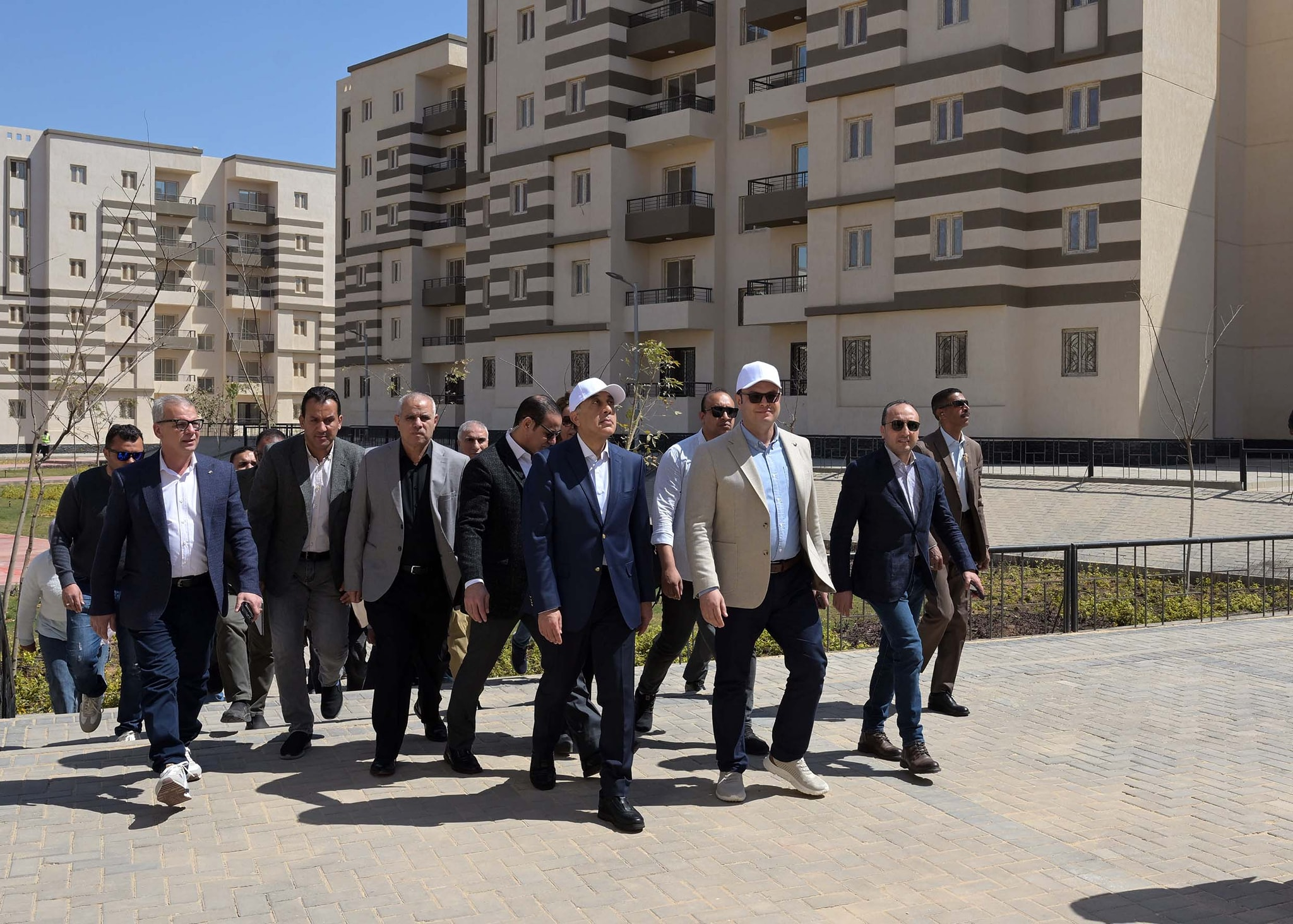 مدبولي يسلم وحدات سكنية لمنخفضي الدخل بالعاشر من رمضان