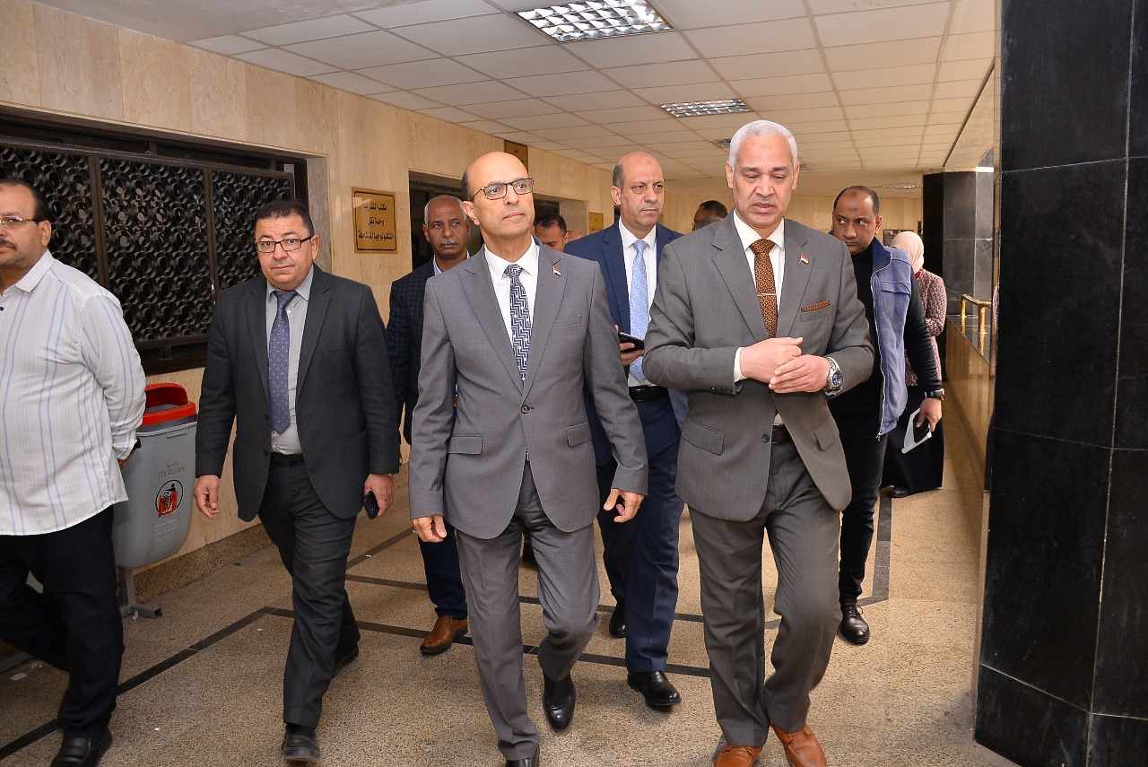 رئيس جامعة أسيوط يتفقد سير العمل الإداري.. ويعقد اجتماعًا لمناقشة التطوير المؤسسي