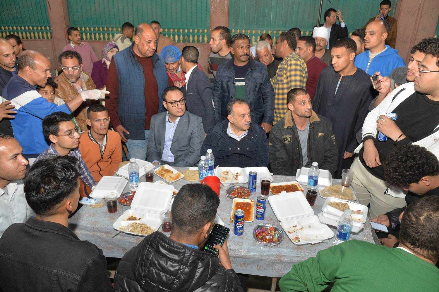 محافظ أسيوط يتناول الإفطار على إحدى موائد الرحمن مع أهالي “الوليدية”
