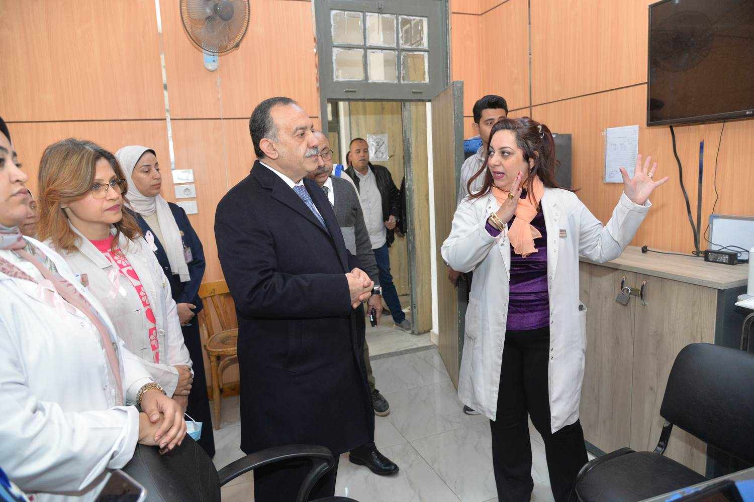 محافظ أسيوط يتفقد أنشطة مبادرة صحة المرأة بمستشفى الرمد