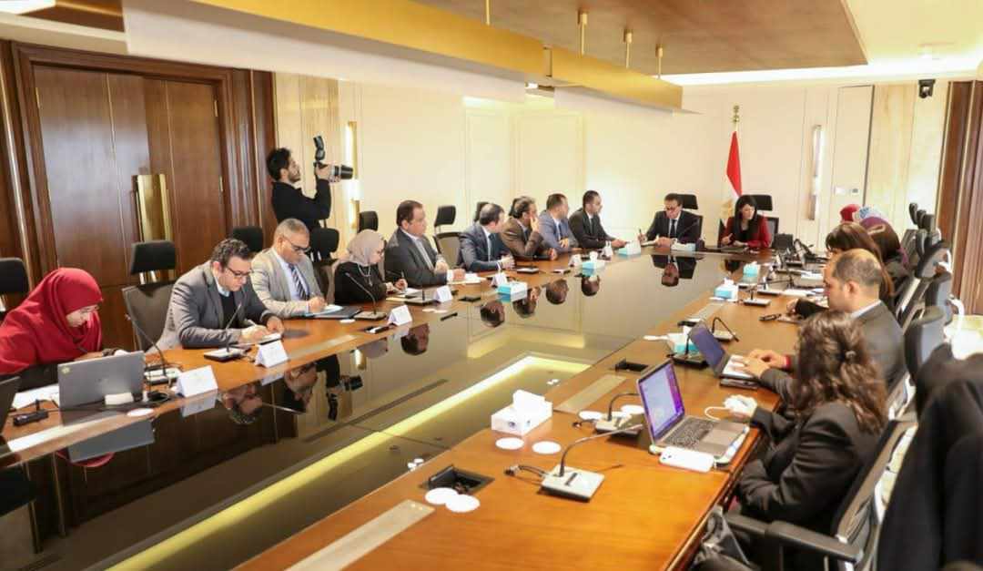 وزيرا التخطيط والصحة يناقشان الخطة الاستثمارية لوزارة الصحة والسكان